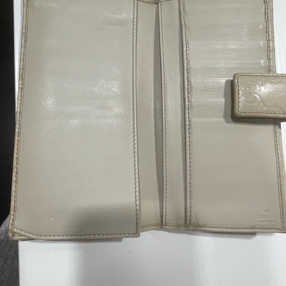 Gucci Beige Embossed Wallet - Picture 9 of 12